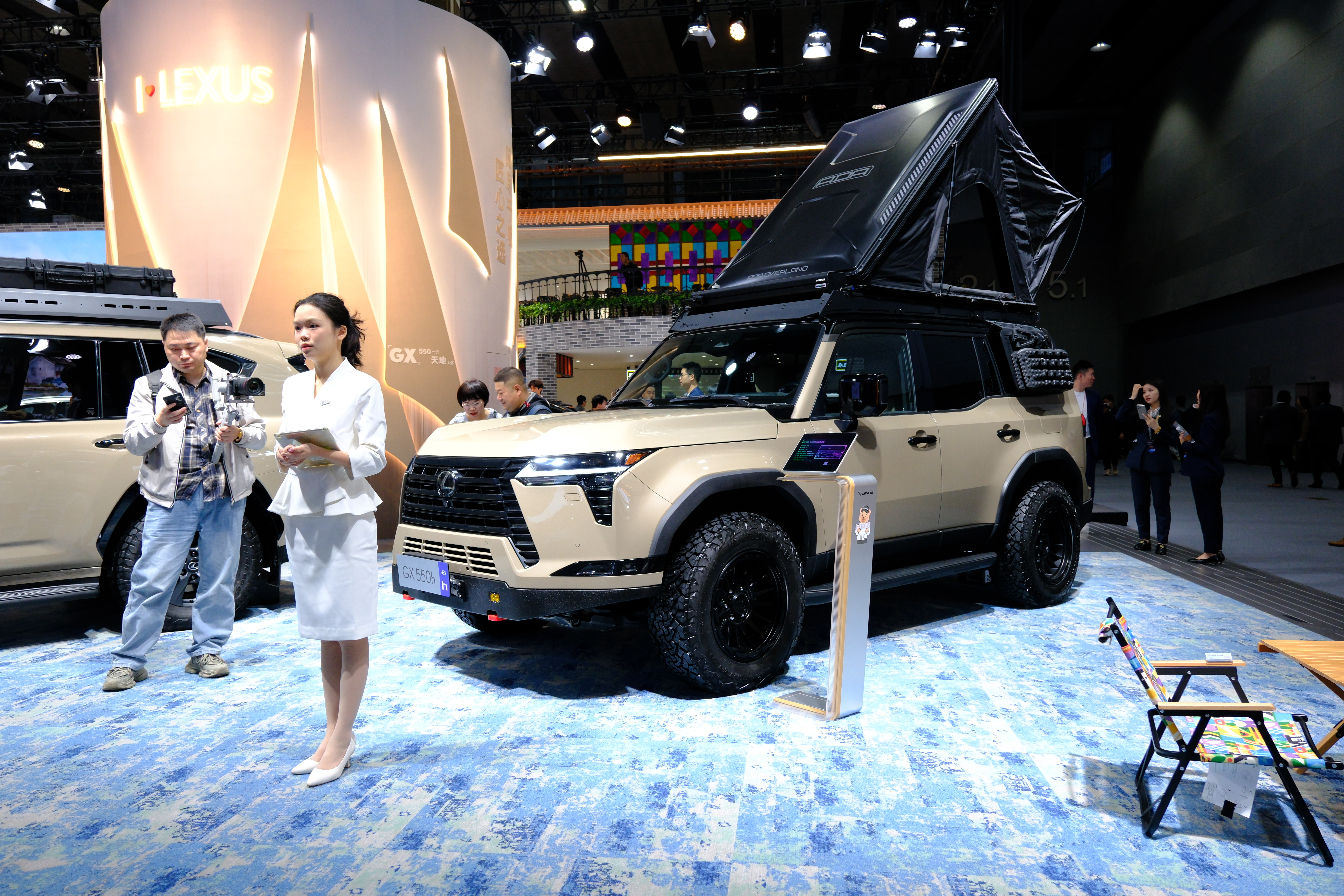 我极其喜欢雷克萨斯GX的外观，但打开车门也真心感觉内饰很一般，这车非常贵，综合起