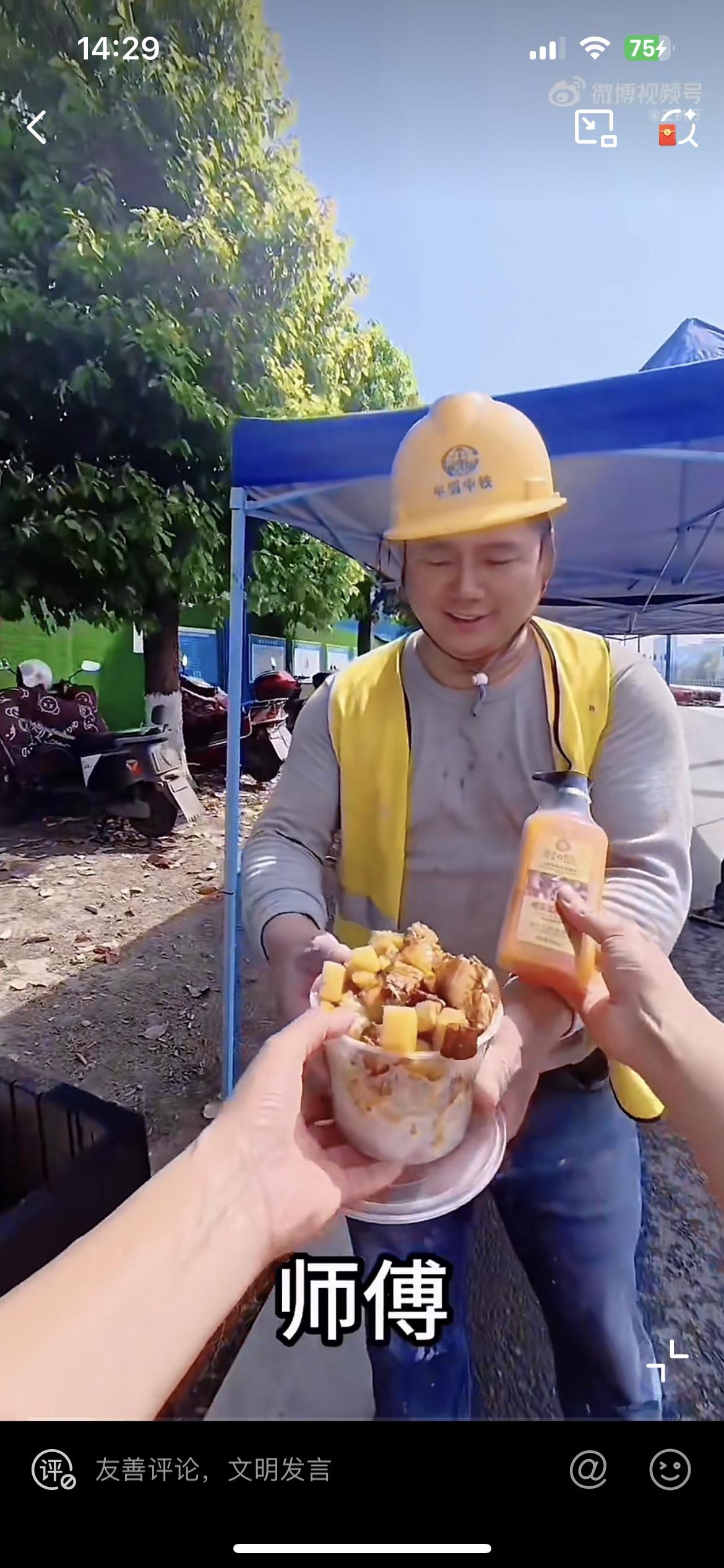 小伙工地卖 10 元盒饭，被隔壁的老板娘指责恶意竞争，天天送这送那，为什么不把他