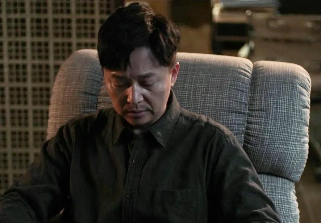 一个上有老下有小的中年人能只为自己而活吗？电视剧《熟年》中倪伟强给了我们一个答案