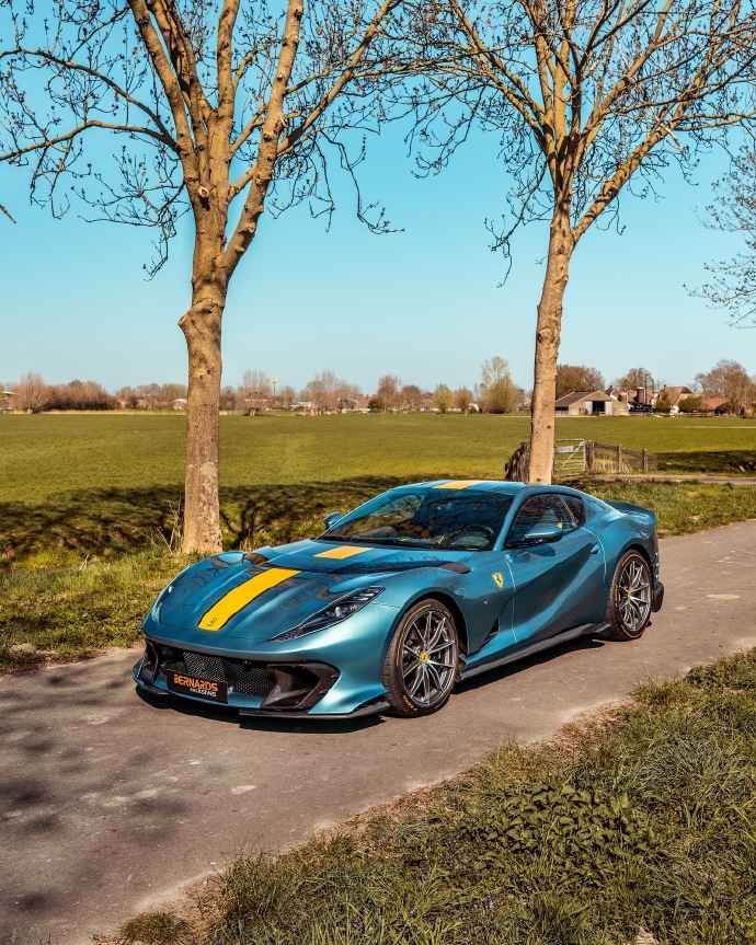 Atelier 812 Competizione 采用的 Azzurro Met