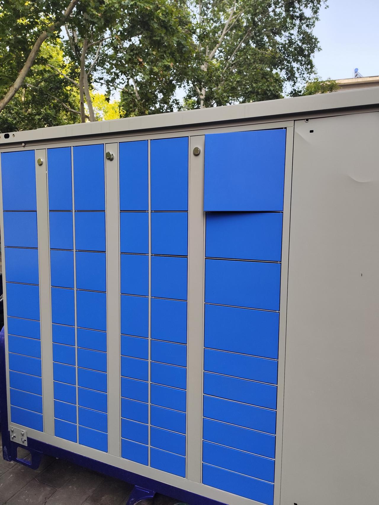 在西安街头闲逛，偶遇一个“神奇物种”——可移动的快递柜！第一眼看到还以为是哪个商