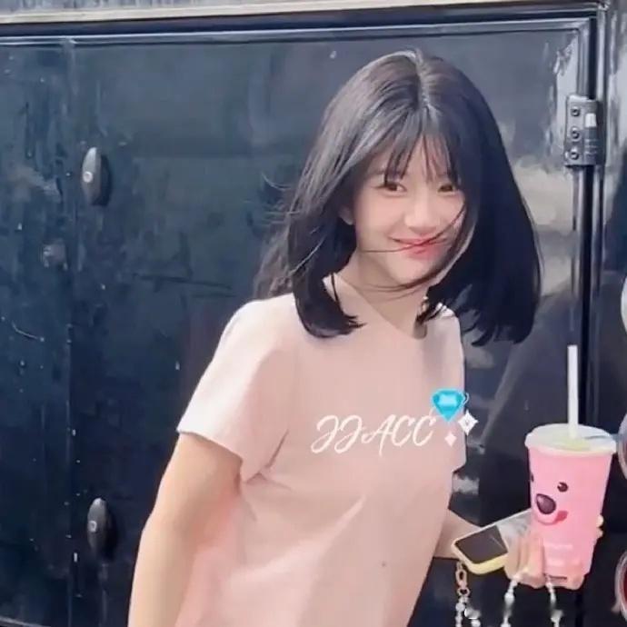 清纯漂亮可爱，赵露思这个状态脸更符合我审美！ ​​​