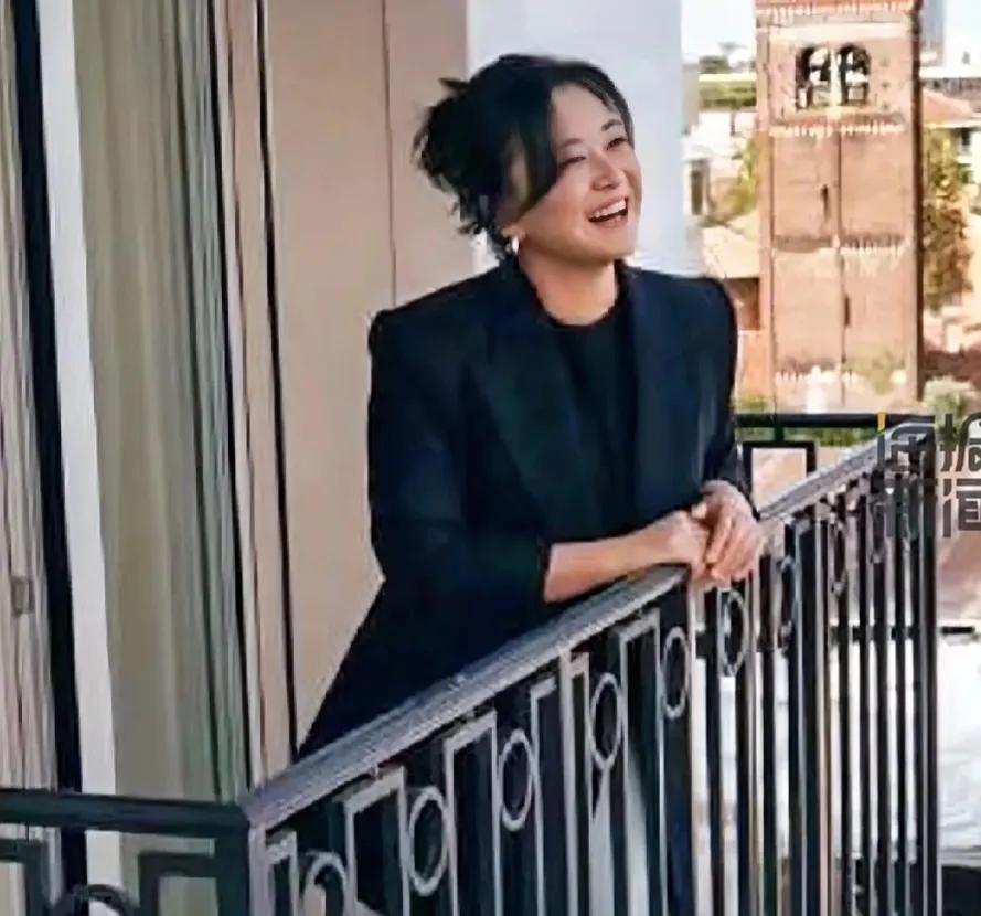 贾玲笑得很明媚，笑容里满是自信。她说，一拳就可以了，不再走向台前，以后专心创作。