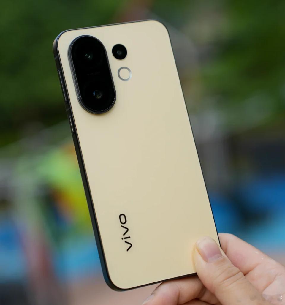 vivo S30 Pro mini 这个设计挺与众不同，颜色也很亮眼，估计会吸引