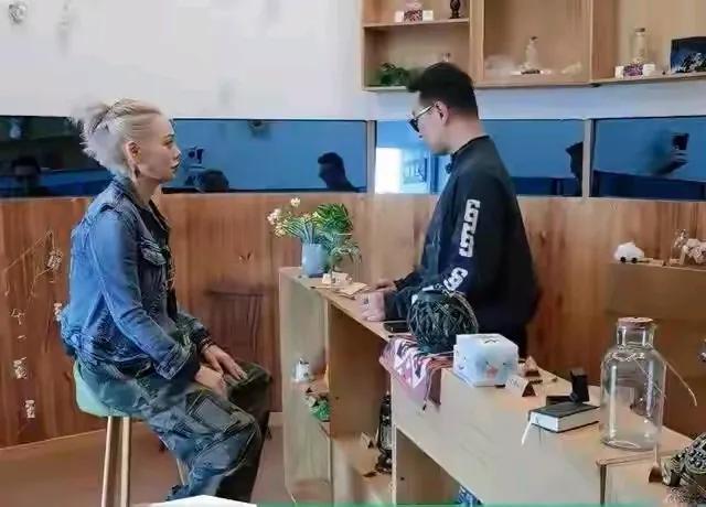 汪峰这么做会让章子怡很尴尬，真真假假，章子怡可糊涂了。汪峰也是的，真敢做。汪峰在