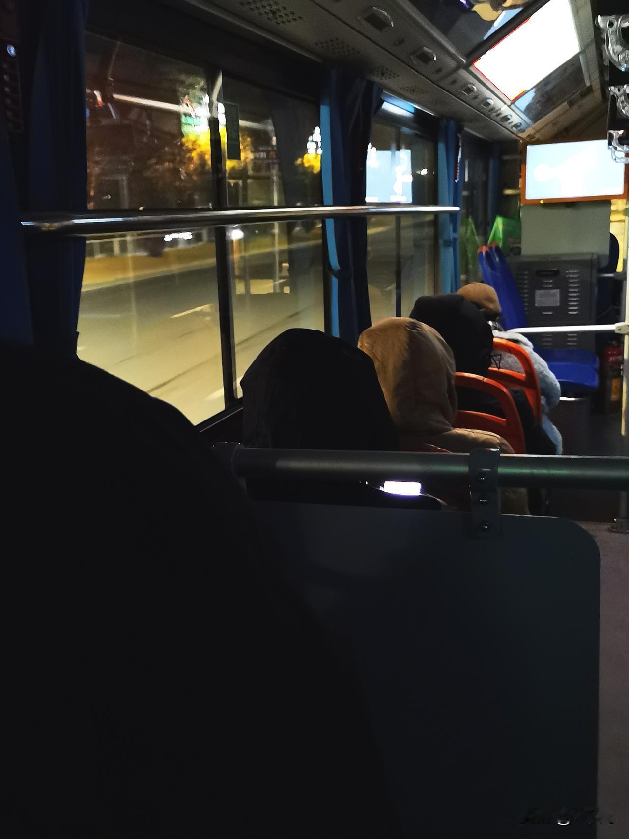 今早公交给力，却要在清冷中等待。从宝鸡南站去西安，7：54的车，坐的首发公交，到