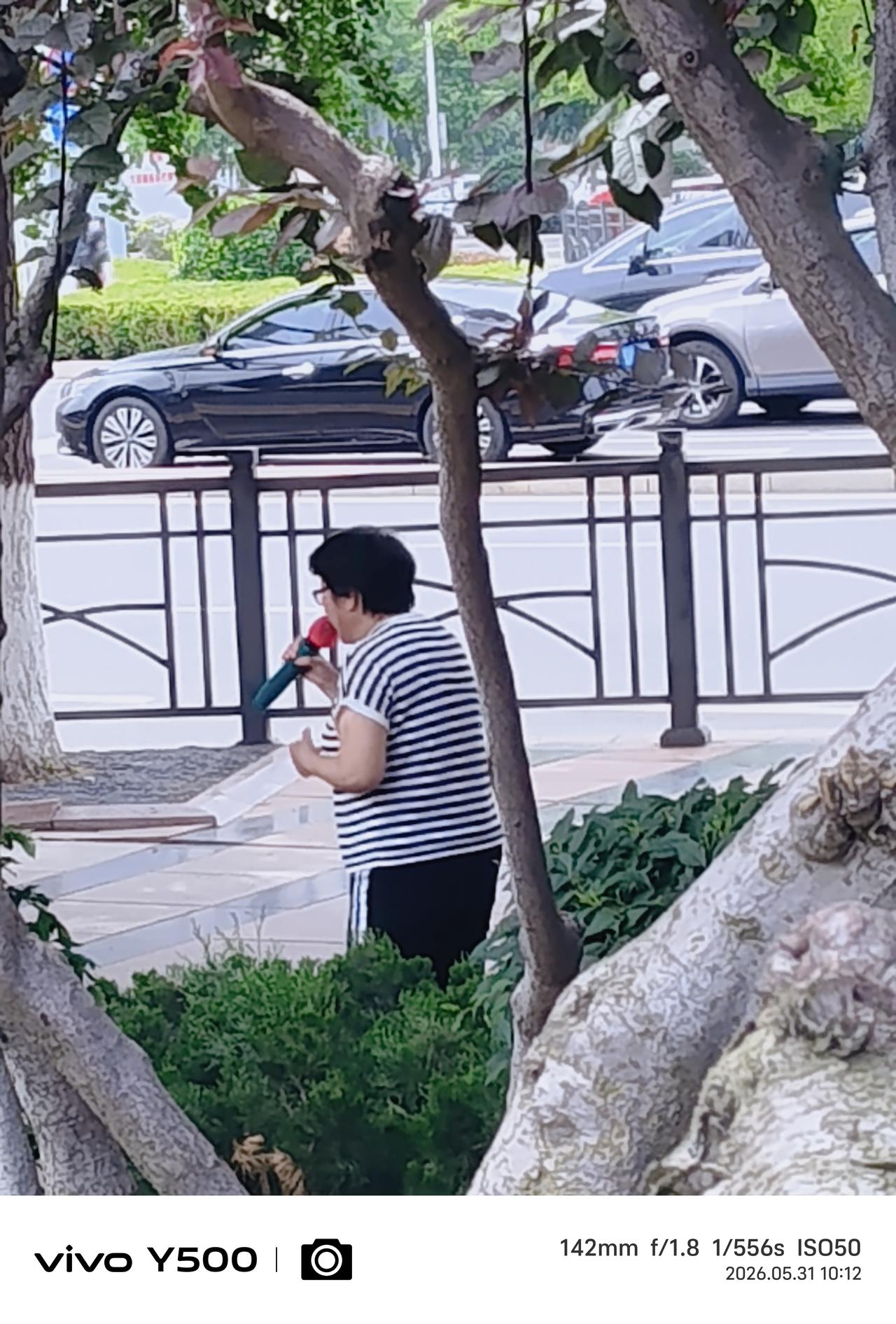大姐你的一声吼
哥的方向盘抖一抖。
       正开着车，猛的一嗓子嚎叫吓了一