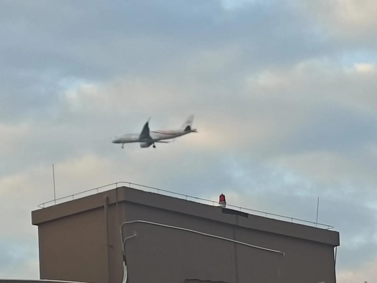 我今天早上醒来，左手发麻，跟过电似的。我前些天一直吃拜阿司匹林，两天前发现血便，