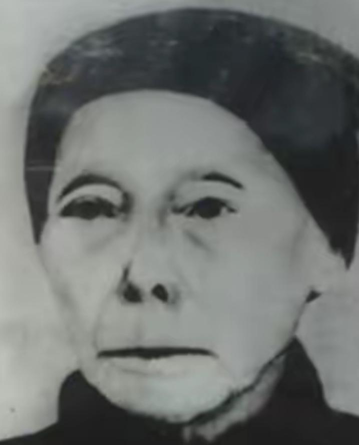 1933年，毛主席躲进一农妇家，谁料，敌人搜查时，农妇却说：“你们要找的人就是他