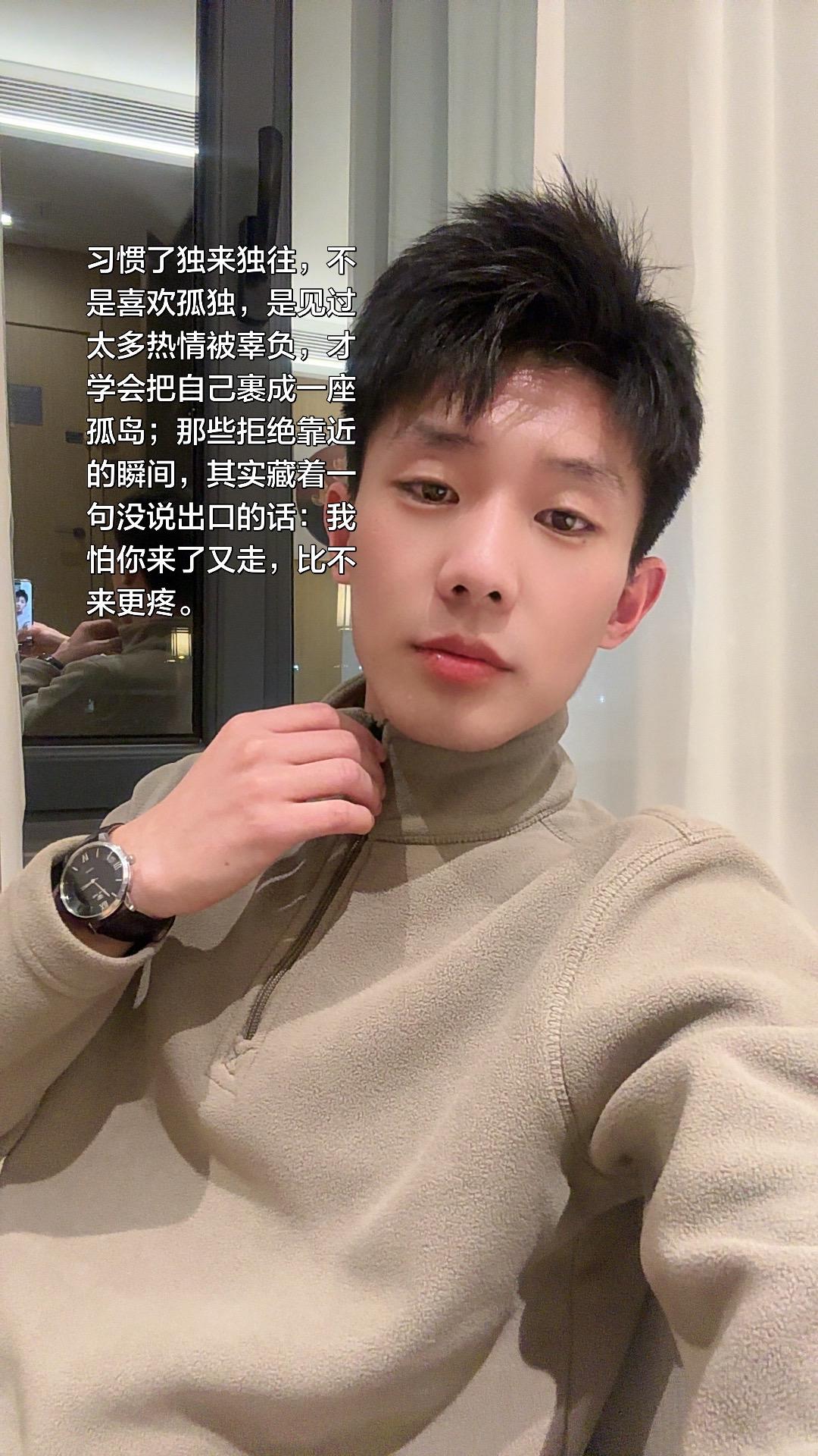 习惯了独来独往，不是喜欢孤独，是见过太多热情被辜负，才学会把自己裹成一座孤岛；那