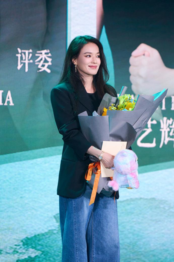 最近舒淇在出席北京市场项目创投荣誉盛典青年影人之夜活动的时候像个赶考的小女孩，真