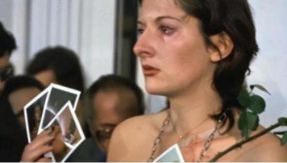 1974年意大利，一个女人赤身裸体暴露在众人面前，有人用刀划她的身体，甚至还有人