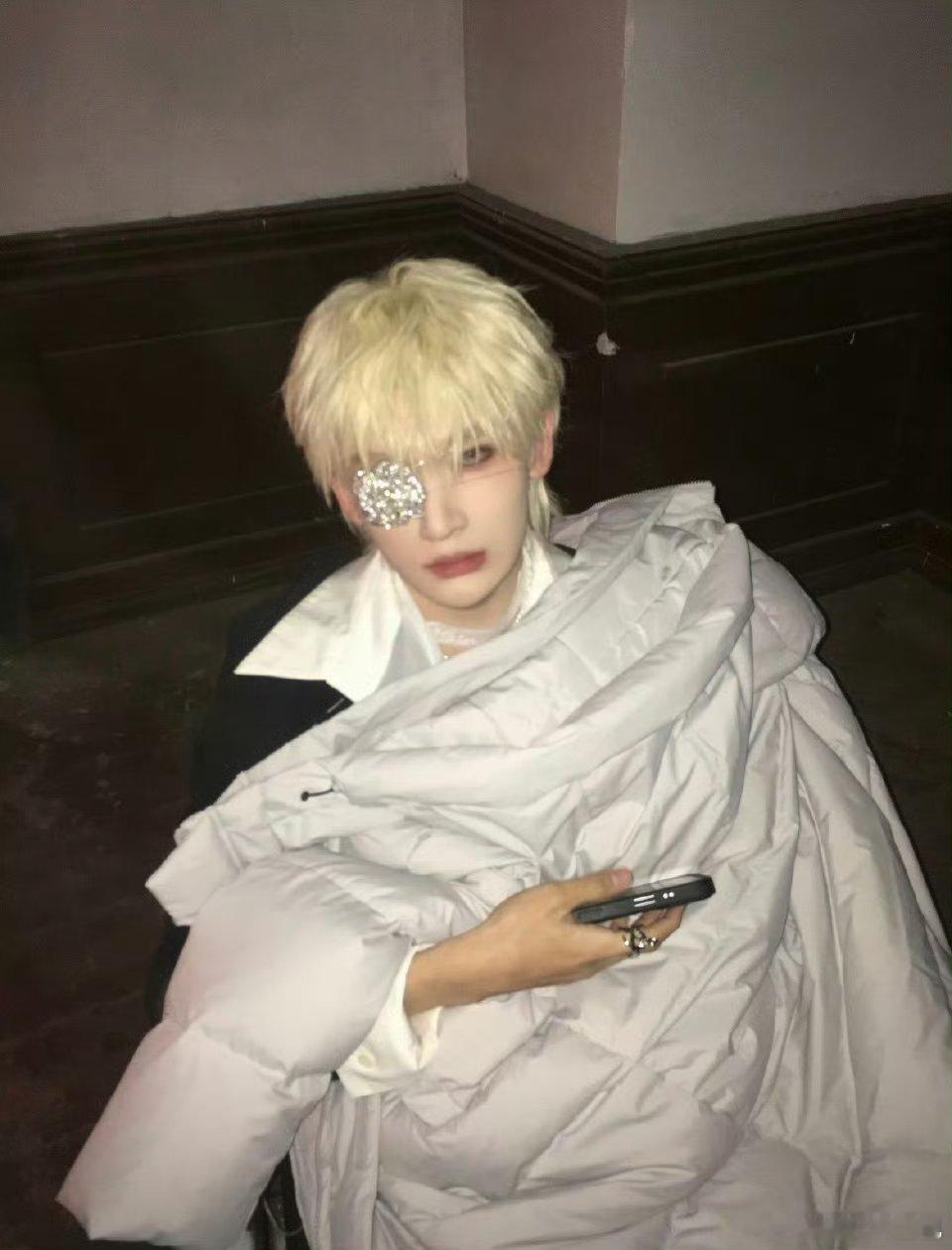 余宇涵唱歌镜头切刘耀文易烊千玺 余宇涵用歌声传递情绪，演唱真挚动人，台风稳健，少