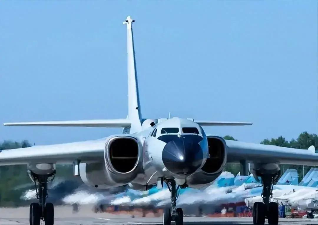 中国新一代远程打击力量，正在补上最后一块短板。
 
2025年，中国陆海空新装备