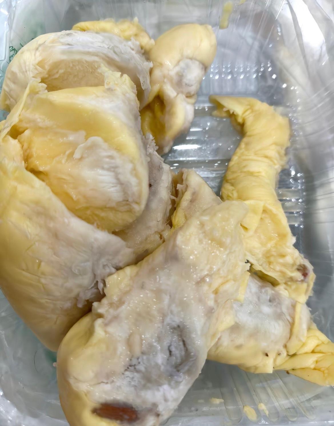 【南宁新丰路摊贩买到坏榴莲商家不处理】网友爆料称：6月14日，路过广西南宁上林新