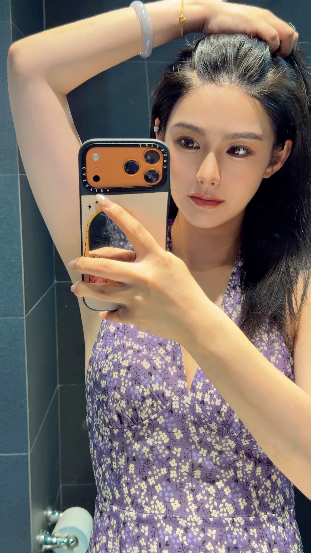 想穿性感的衣服去看👀话剧！但是一想我下午还得拍台车，蒜鸟蒜鸟。还是换回正经穿搭
