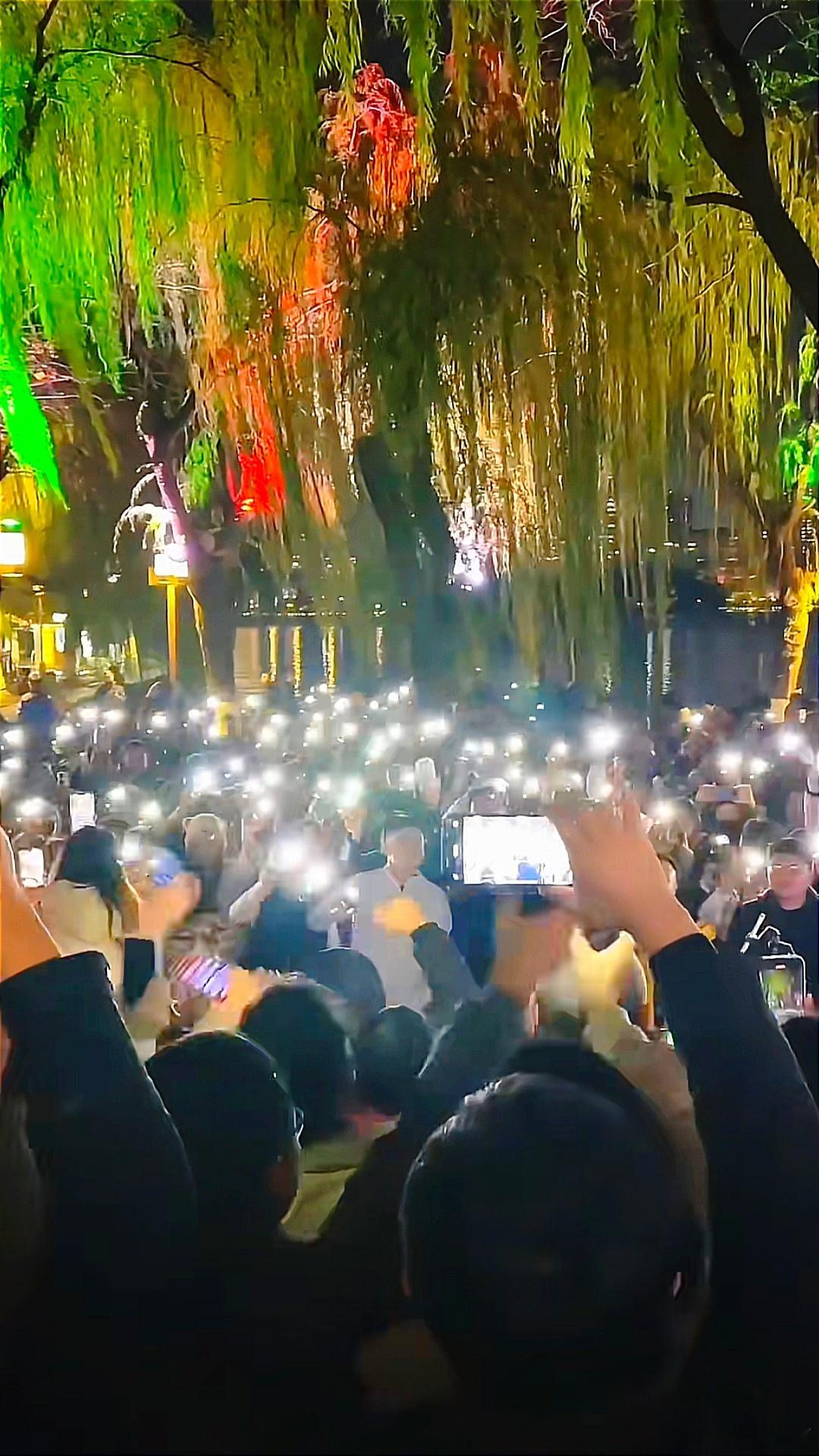 千名游客大明湖畔合唱从头再来济南大明湖，上千人齐唱《从头再来》送别刘欢🎵 没有