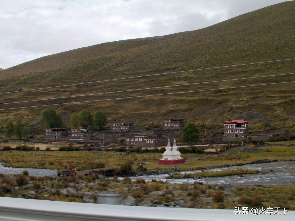 这几张图片是十五年前拍摄的了，坐车经过318国道折多山以西与新都桥之间那一带，旁