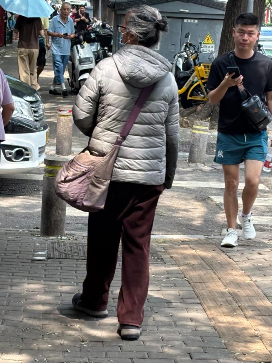 阿姨，您热不热？

这天气温这么高，我穿短袖短裤都热得浑身冒汗，路上这位阿姨居然