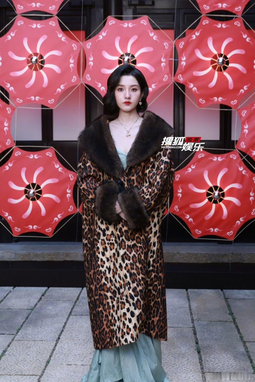 宋祖儿宋祖儿复古名伶美成啥了宋祖儿豹纹卷发美成啥了 好独特的妆造想画里走出来的~