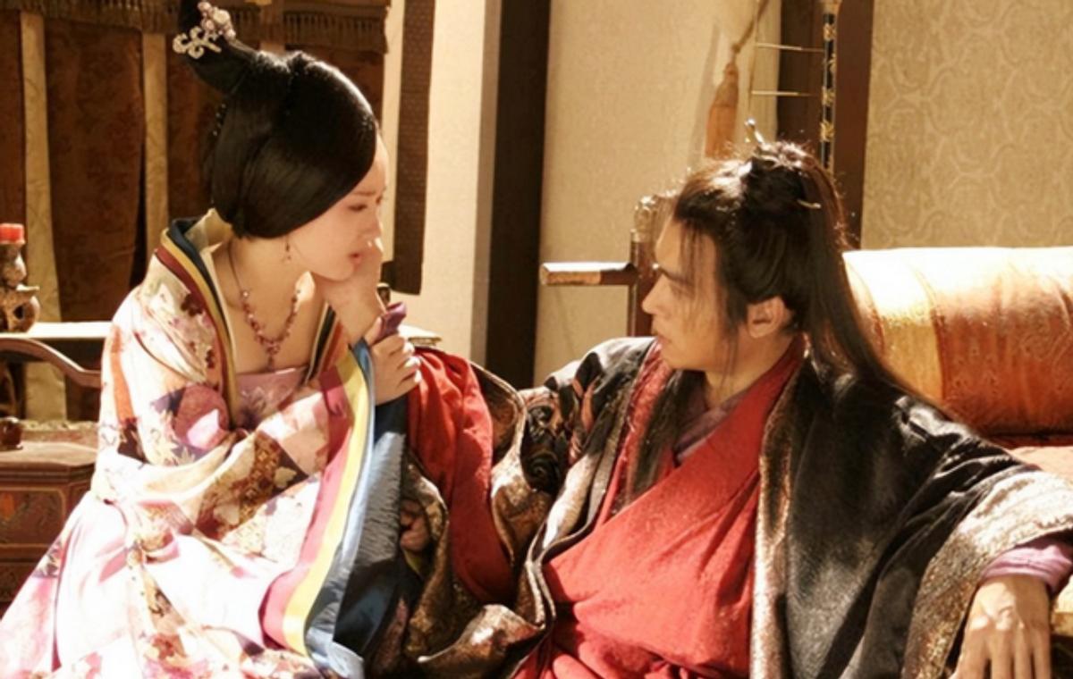 671年，六岁的李令月常到外婆家玩，其表哥武敏之对粉雕玉琢的表妹爱不释手。但武敏