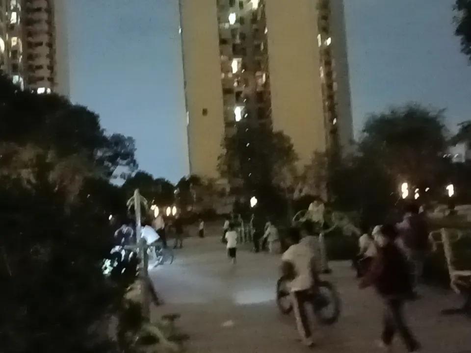 今天气温回升了，
小区里又开始热闹起来了。
有爷爷奶奶们在健身，
有孩童们在嬉闹