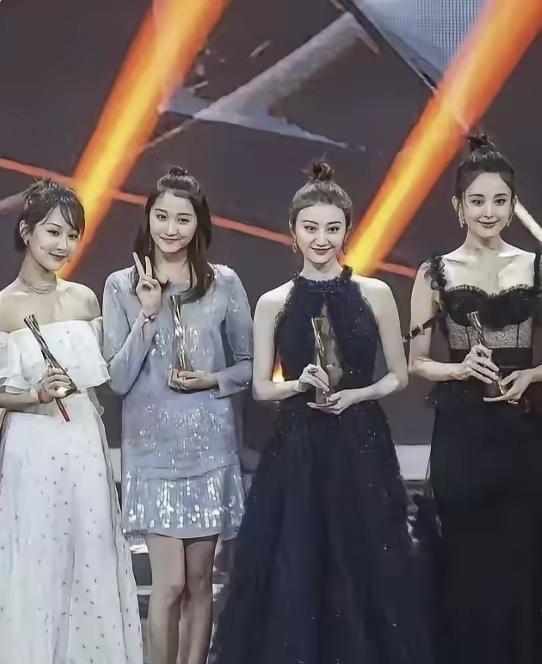 杨紫景甜关晓彤娜扎，四大美女同框，你第一眼看到了谁？
谁颜值第一？
谁演技第一？