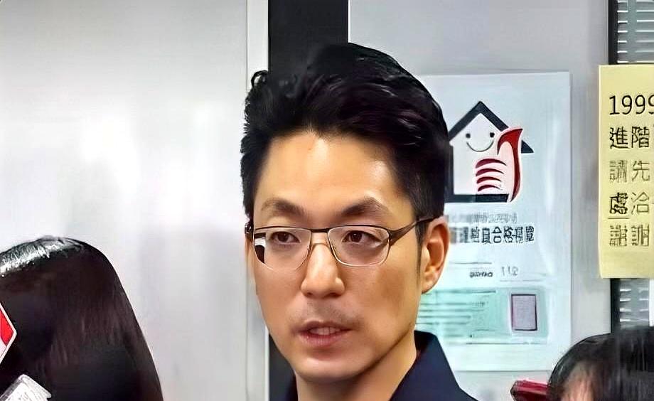 蒋万安昨晚在指挥中心忙了一夜，今早接受采访时，少见地戴上了眼镜。
熬了一夜，眼下