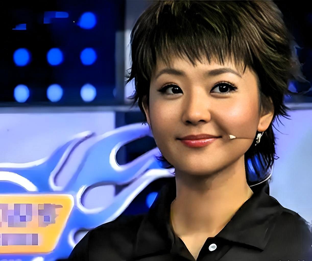 她或许不是央视最惊艳的美女，比不过刘芳菲的明艳，却靠一身淡定气质脱颖而出！这位从