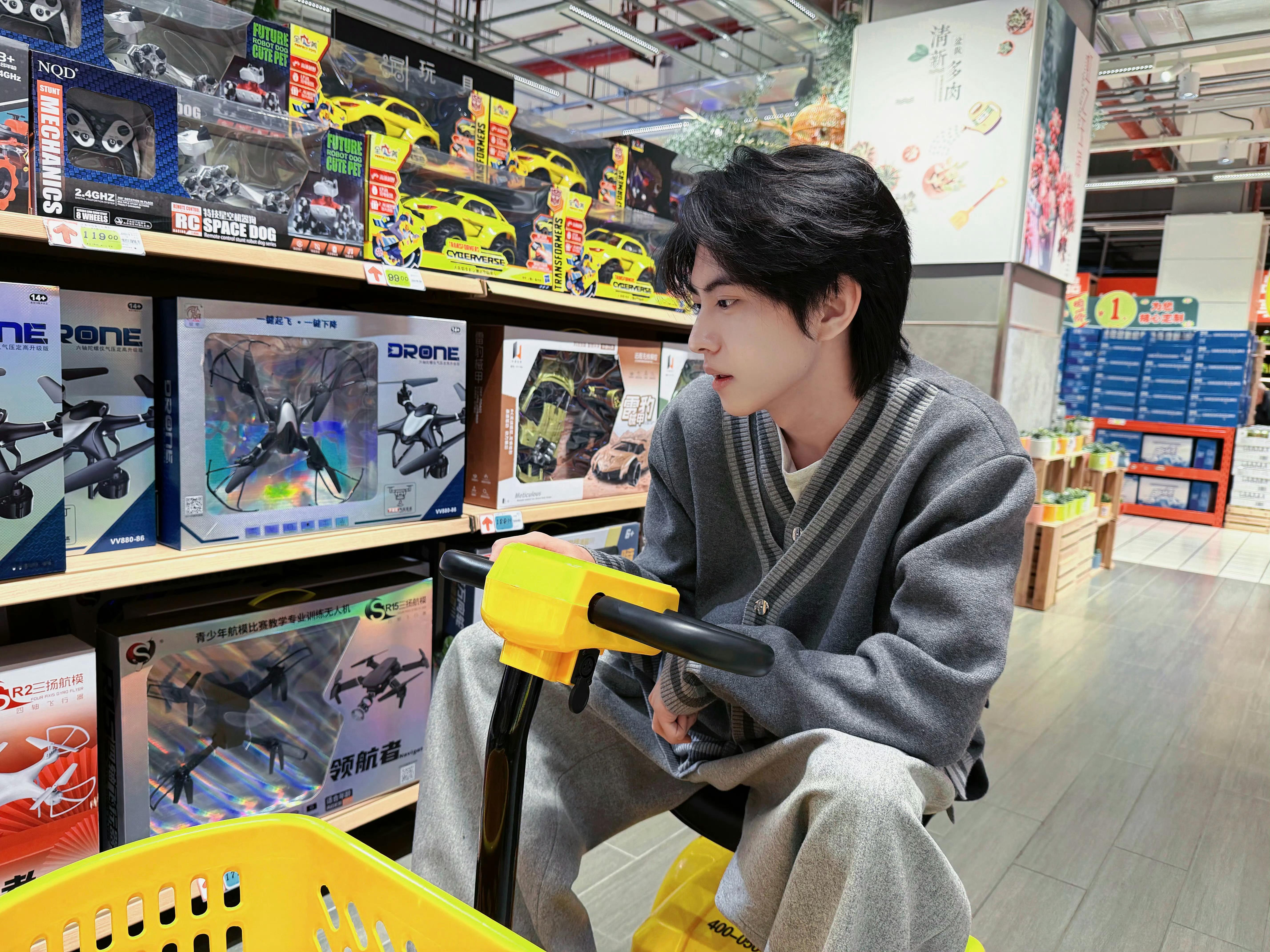 刘轩丞去贵州做公益了买礼物+投篮三分+黑板上写名字✍🏻好有意义的分享