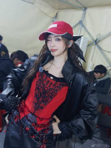 吴宣仪直拍 把妹王乘风2025 吴宣仪的舞台魅力真是无法言喻，她的每一个瞬间都能