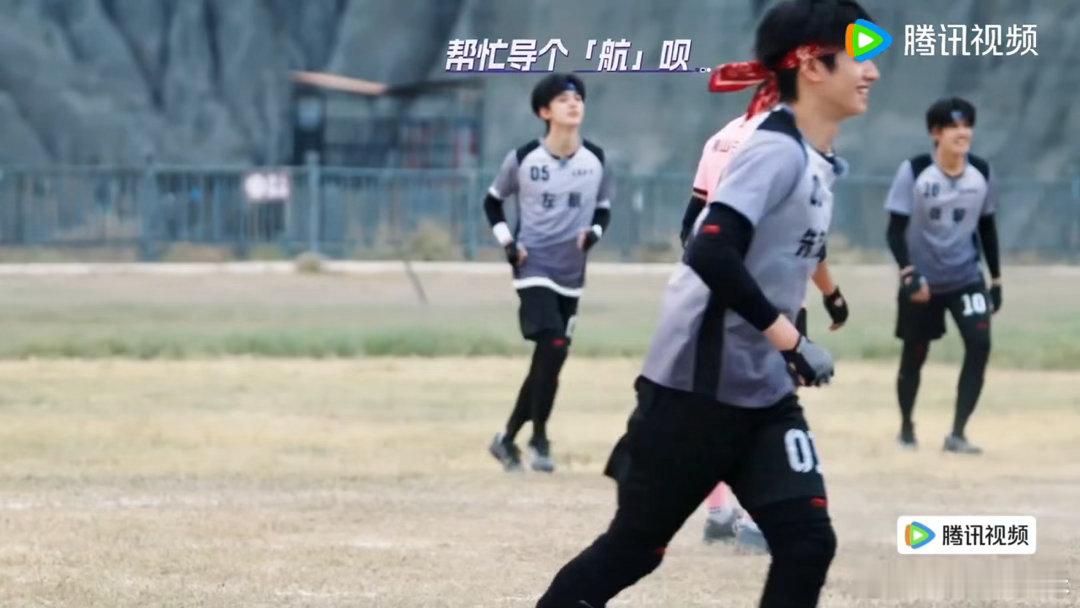左航好忙但不知道在忙什么足球场上的左航太可爱啦⚽虽然踢球经验不多，但拼劲直接拉满