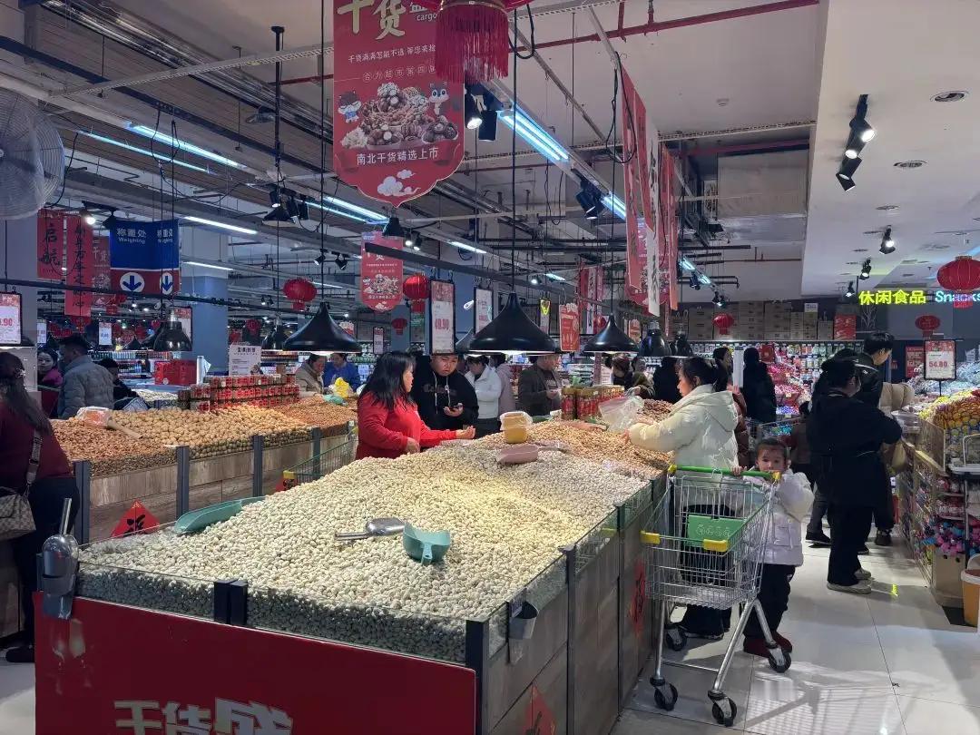 贵州给你亿点满满春节年味 人们挑选着年货，脸上洋溢着幸福的笑容。孩子们在人群中穿