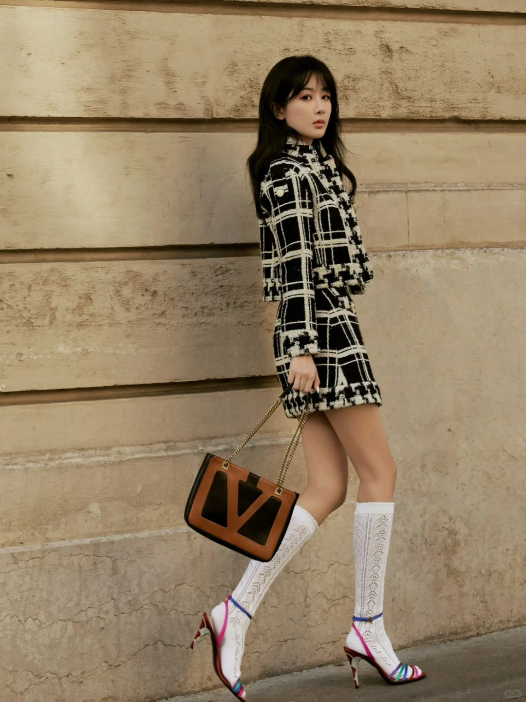 杨紫在巴黎袜子套凉鞋赢麻了