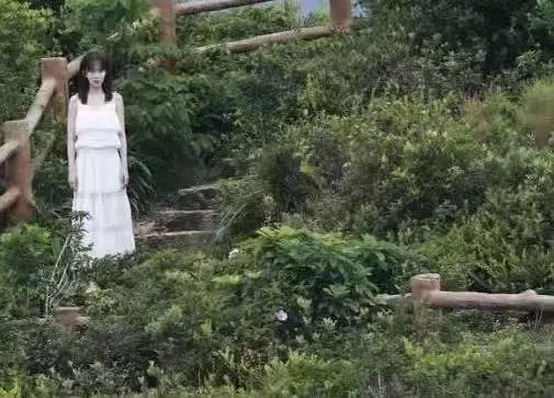 这能演18岁少女，你这个年纪不合适装嫩了，孟姐耳朵真的不好看 ​​​
