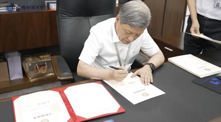 王树国亲手为每一份福耀科技大学发出的录取通知书签名，这是绝大多数大学生无法享受到