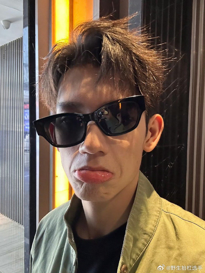 林沐然体育生人格疯狂顶号中林沐然片场被粉丝夸好帅，立马就“装”起来了，各种力量感