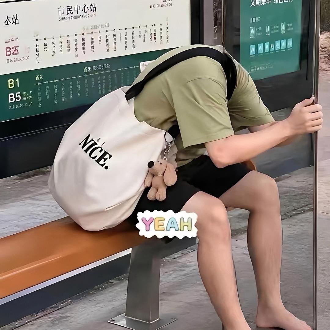 公交站台惊魂错觉！第一眼还以为男子没有头
 
在公交站台等车，远远看到这一幕直接