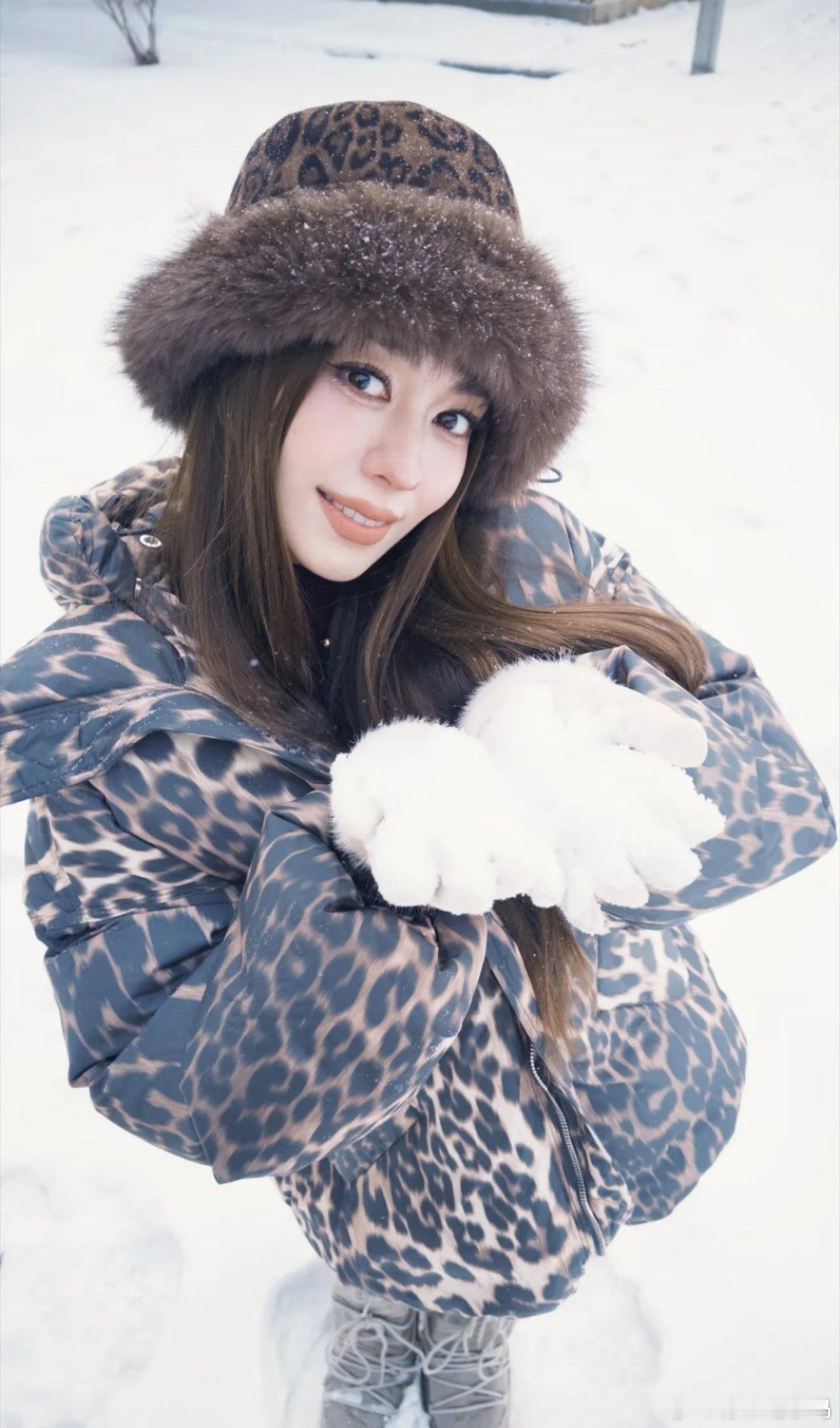 还记得当年吉娜穿着美美的小裙子说“我不冷，我要好看，别给我穿这个”，看来随着年龄