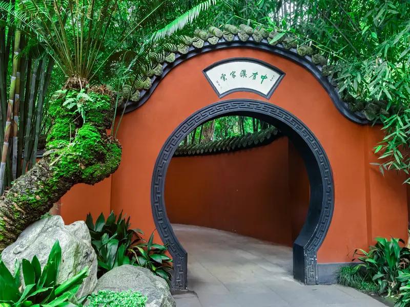 成都的标志性建筑可不少。像成都武侯祠博物馆，它是全国唯一的君臣合祀祠庙，由刘备惠