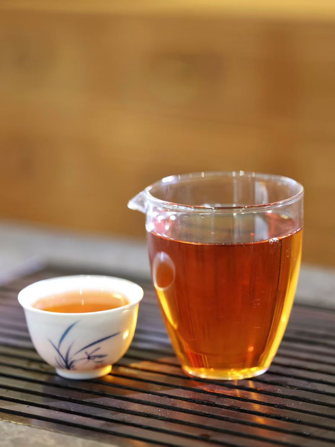 降温的日子里，用一杯热茶，给胃一个温柔的拥抱。 