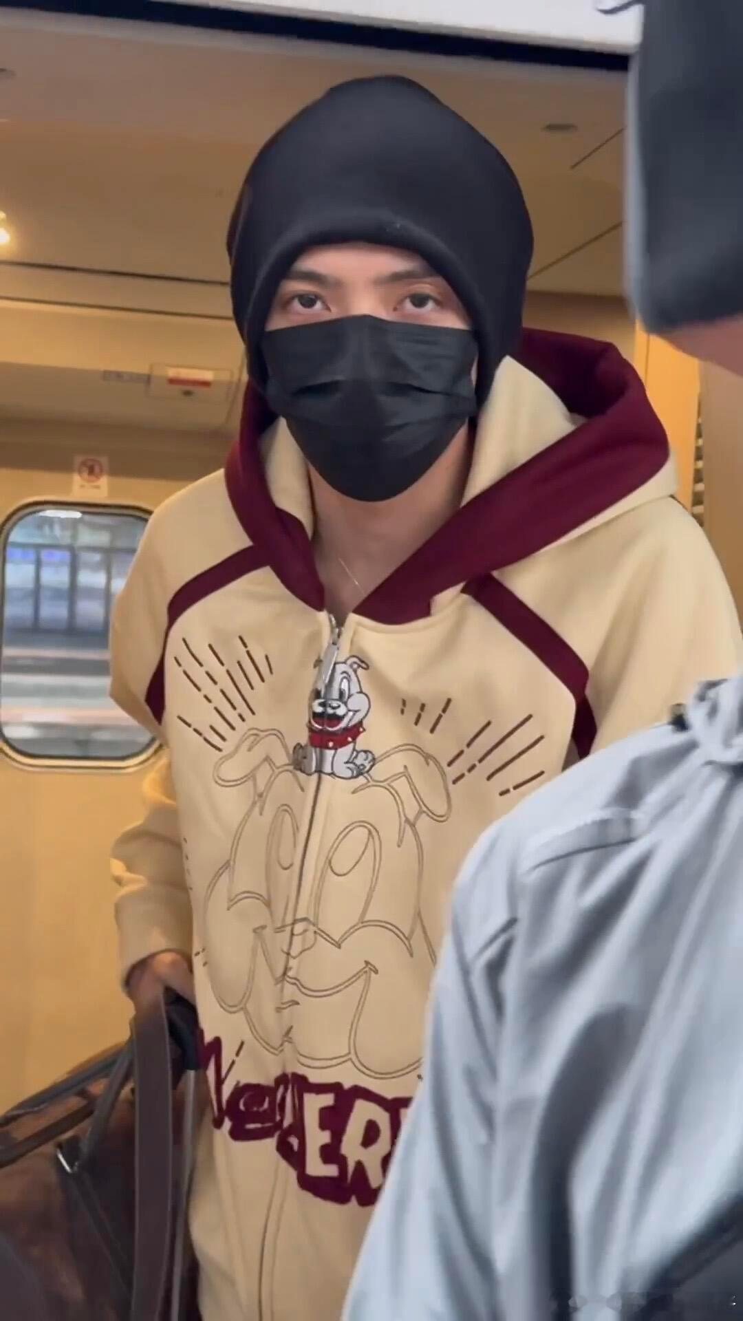 娱乐[超话]罗一舟湖南秋晚罗一舟长治到达罗一舟长治到达，来录晚会啦~ ​​​