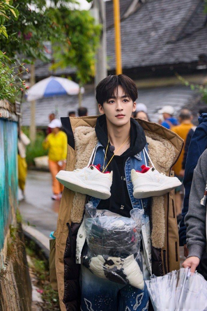 这还是我认识的何洛洛吗 何洛洛这次团建的造型太魔幻了，衣服用胶带贴身，鞋子挂脖子