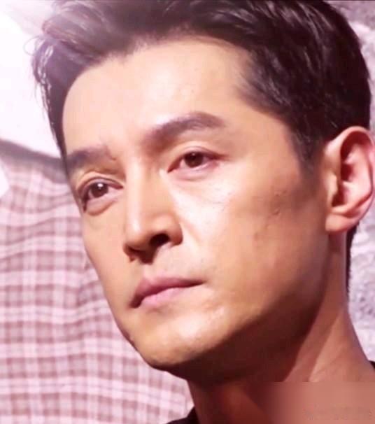 这脸，算是白保了！  如今中年男演员，谁医美谁尴尬。  演戏时一脸僵硬，做表情都