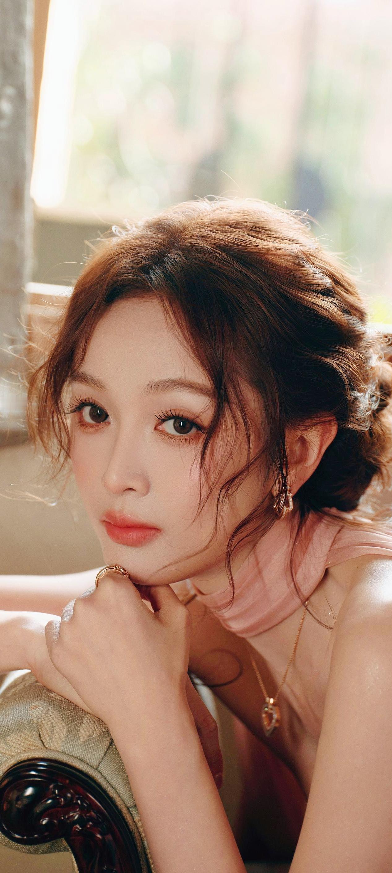 《柔丝粉黛》
粉罗轻覆雪肌匀，倦倚残枝忆旧春。
一缕柔丝牵鬓影，半含娇靥半含颦。