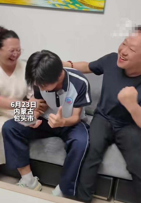 高考出分全家欢呼还不够，这个包头少年还拿下了空军招飞
6月23日包头高考出分。考