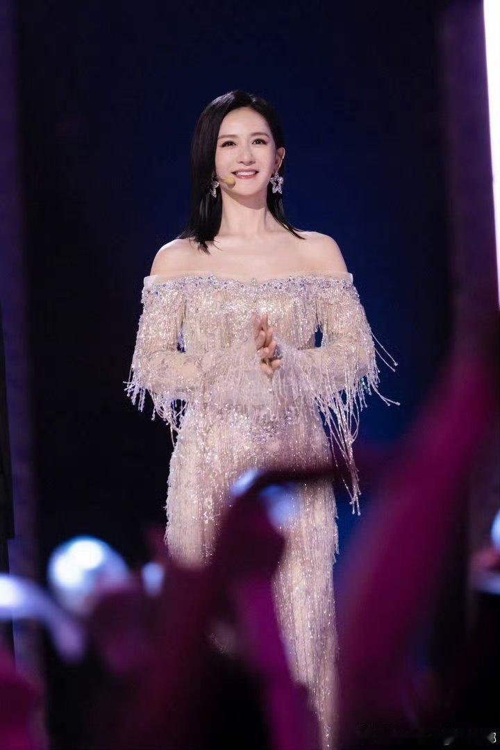 谢娜说江语晨是进步女一娜姐盖章认证的进步女一！从怯生生不敢上台到舞台从容发光，江