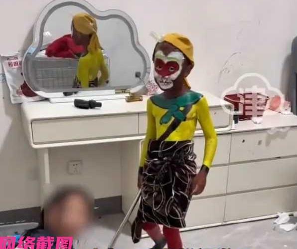 山东有位妈妈下班回到家后，看到家里的姐姐竟然把油彩涂到弟弟的身上，一眼看到如同像