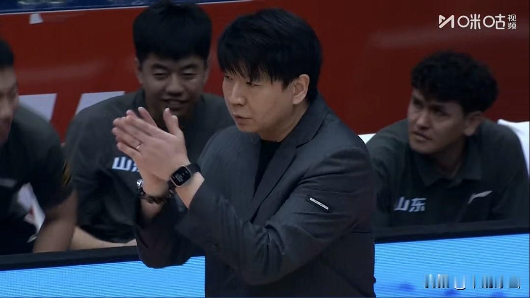 CBA常规赛首轮，辽宁本钢客场95-84战胜山东高速获得开门红。
    CBA