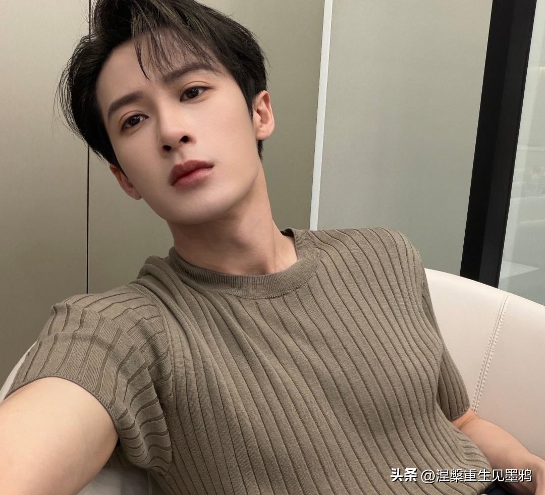 檀健次更新动态，一件卡其色坑条针织短袖，把长年练舞维持的好身材衬得恰到好处，饱满